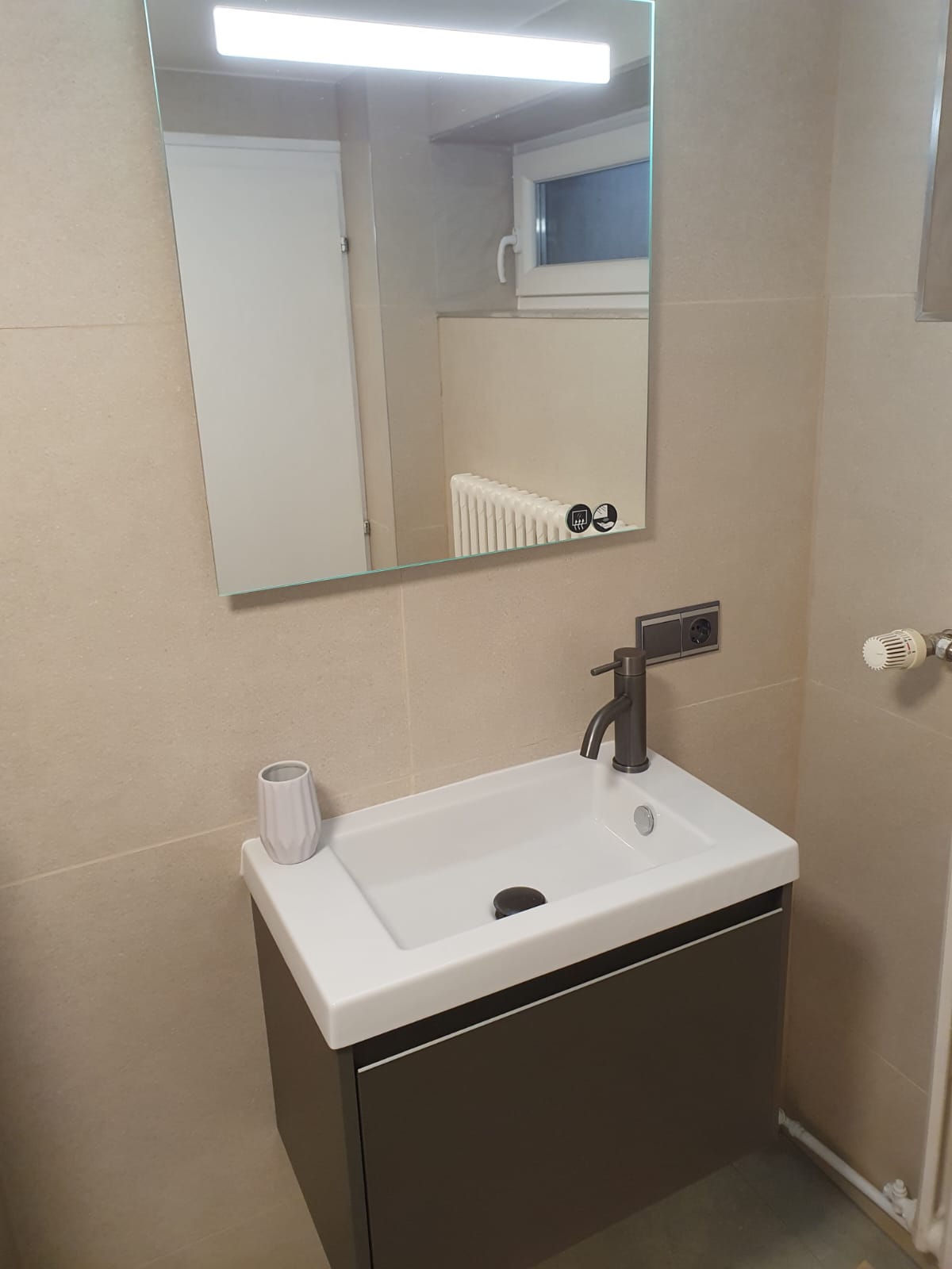 Vasque et miroir LED — Thionville